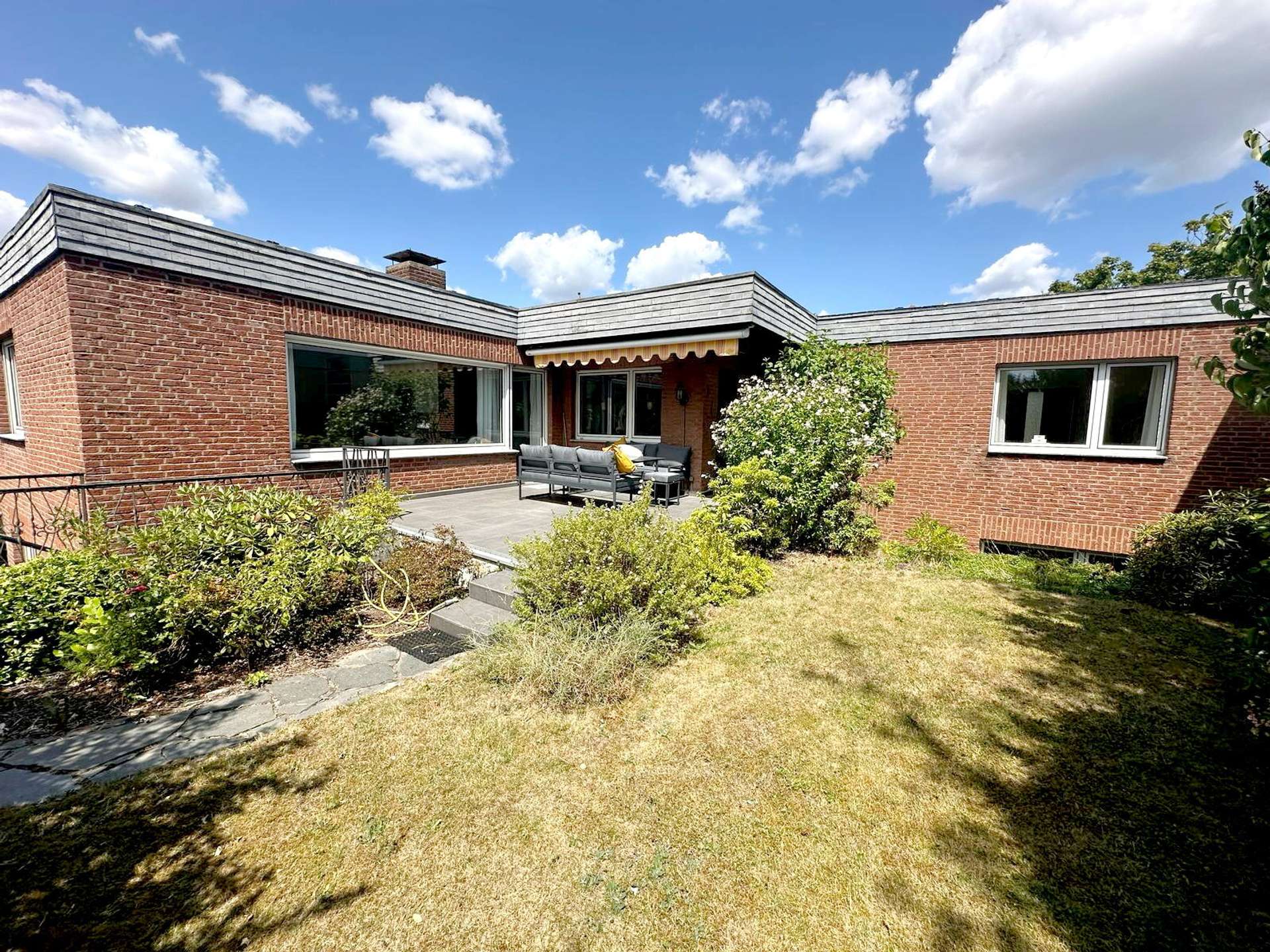 Verkauft! Bungalow mit Kamin, schönem Garten und Garage